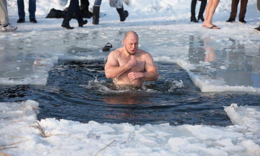 Zimowe morsowanie w Chełmie: radość i orzeźwienie dla odważnych mieszkańców